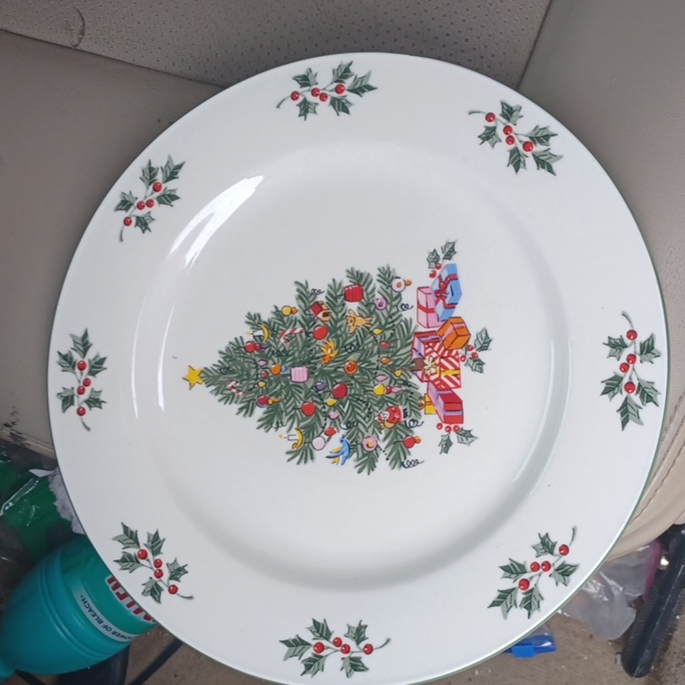 4 China Christmas Plates as a set